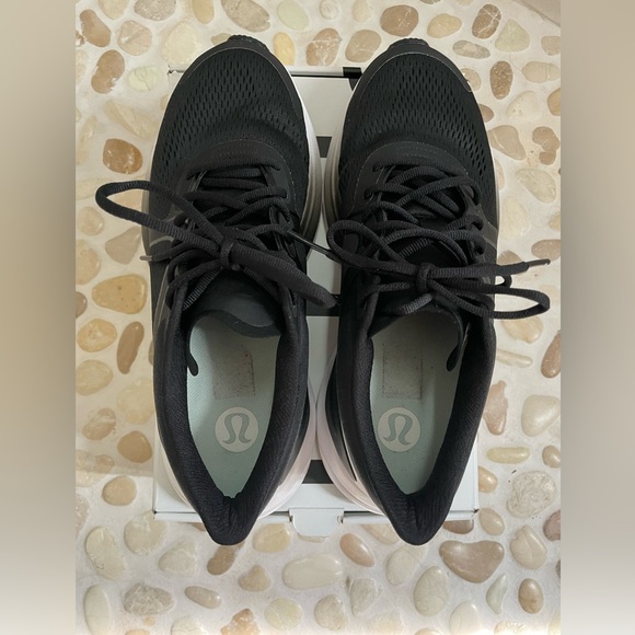 Lululemon Blissfeel Women's
Running Shoe in size 8.5 in black & white - Picture 5 of 9